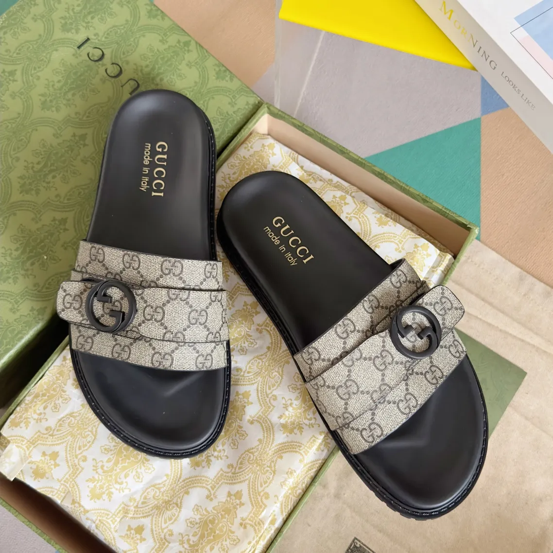 [G Home] Men's Men's Shoes💰:300💰Size:38-45 GUCC Gucci Original Order Quality 🆕2024Gucci Gucci Summer New Style Double G Presbyopia Flip-flops Cross Sandals Thick Sole Slippers Beach Shoes Original Purchase and Development Production G family's 2024 new summer dark horse items, fashion bloggers at home and abroad have put on the show, and it has become popular on social platforms at home and abroad. Fashionistas must pay for it, and they spend a lot of money to create ingenious craftsmanship and accurately restore every detail. Exquisite packaging at the delivery counter🛍📦 ▪️ Fabric: Original imported double G presbyopic leather ▪️ Lining: Original imported leather ▪️ Sole: Original open molded T men's shoes 💰U outsole ▪️ Bottom thickness: 3CM